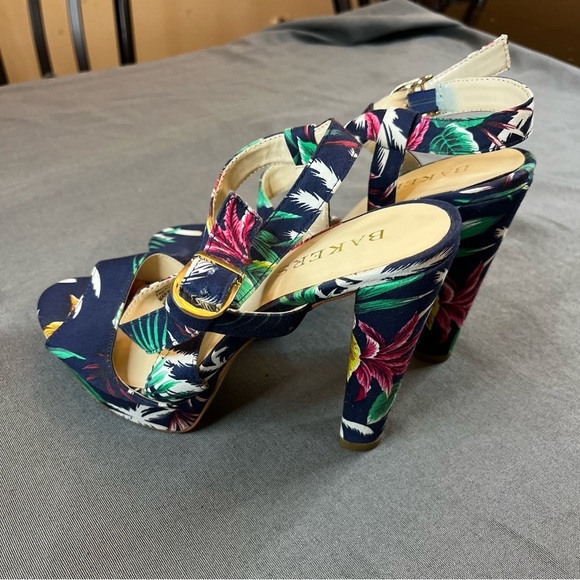 Ladies Size 7.5 Bakers Mccoy Multi Colored Sandals - Picture 3 of 9